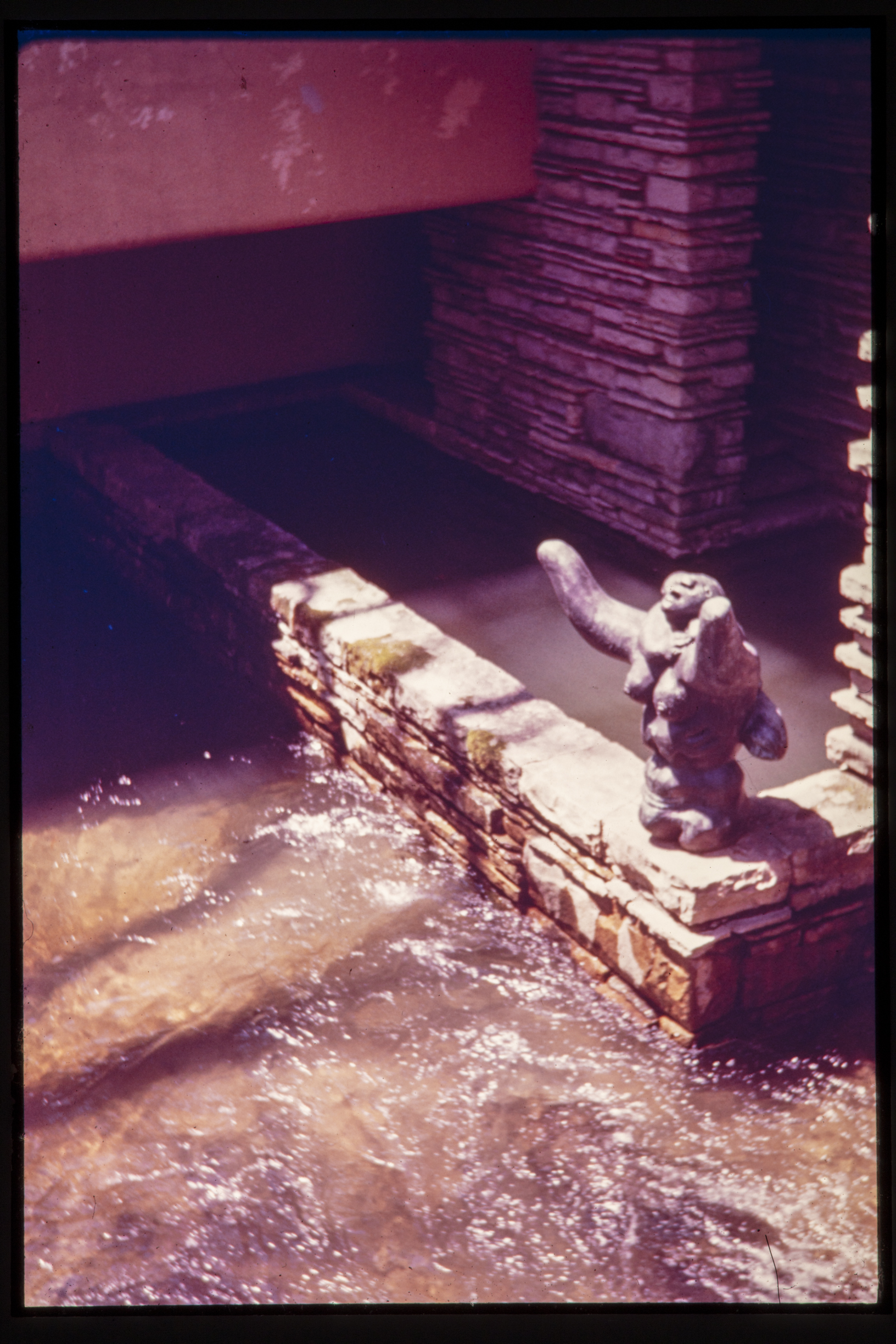 Brunnen Skulptur bei "Fallingwater" von Frank Lloyd Wright